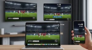 שלוש מסכים - טלוויזיה חכמה, מחשב נייד וסמארטפון - מציגים בו-זמנית שידור ספורט ישראלי דרך אפליקציית IPTV, המדגימה התקנה קלה ורב-מסכית.