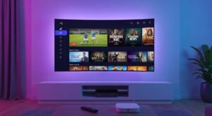 אדם צופה בשידורי ספורט חיים באפליקציית IPTV דרך הסמארטפון והטאבלט מחוץ לבית.